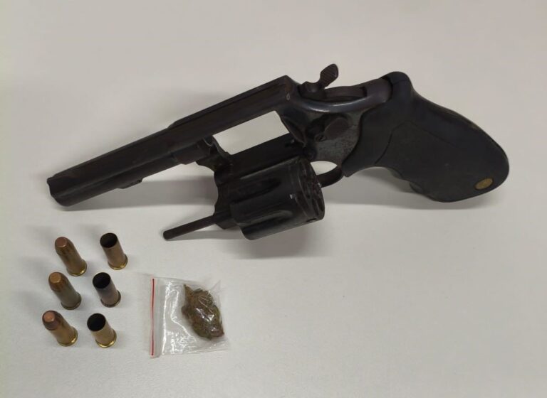 Material-apreendido-com-suspeito-que-morreu-apos-confronto-com-Policia-Militar-Foto-ASCOM-do-BPT-L