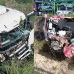Motorista-fica-preso-as-ferragens-apos-colisao-com-carreta-na-BR-101-Foto-Redes-Sociais