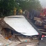 Motorista-morre-apos-caminhao-que-transportava-moveis-tombar-na-BR-101-Foto-Reproducao-Redes-Sociais
