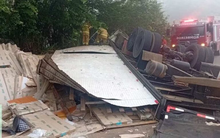 Motorista-morre-apos-caminhao-que-transportava-moveis-tombar-na-BR-101-Foto-Reproducao-Redes-Sociais