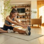 Mulher-se-exercitando-e-alongando-Foto-nortonrsx-iStock