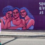 Mulheres-andando-passando-por-mural-escrito-Sou-Maria-e-vou-com-as-outras-Foto-Paulo-Pinto-Agencia-Brasil