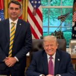 O-senador-Flavio-Bolsonaro-PL-RJ-e-o-presidente-dos-Estados-Unidos-Donald-Trump-na-Casa-Branc-foto-