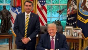 O-senador-Flavio-Bolsonaro-PL-RJ-e-o-presidente-dos-Estados-Unidos-Donald-Trump-na-Casa-Branc-foto-