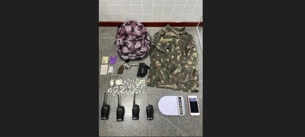 PM-apreende-50-porcoes-de-cocaina-revolver-e-radios-comunicadores-em-Feira-de-Santana-Foto-25o-BPM