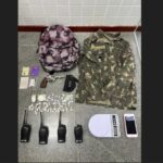 PM-apreende-50-porcoes-de-cocaina-revolver-e-radios-comunicadores-em-Feira-de-Santana-Foto-25o-BPM