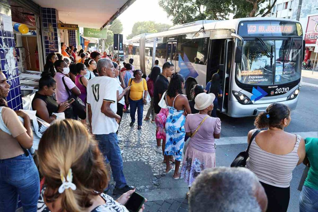 Pessoas-em-ponto-de-onibus-no-comercio-de-Feira-de-Santana-Foto-Washington-Nery