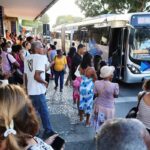 Pessoas-em-ponto-de-onibus-no-comercio-de-Feira-de-Santana-Foto-Washington-Nery