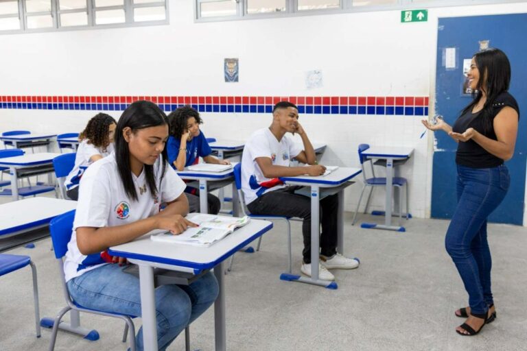 Professora-alunos-sala-de-aula-rede-estadual-Foto-Divulgacao