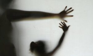 Silhueta-de-um-adulto-e-uma-crianca-Foto-Elza-Fiuza-Arquivo-Agencia-Brasil