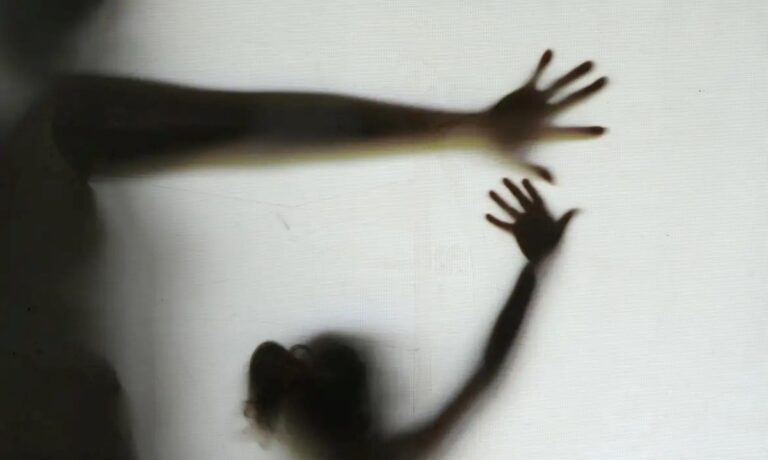 Silhueta-de-um-adulto-e-uma-crianca-Foto-Elza-Fiuza-Arquivo-Agencia-Brasil