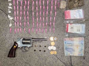 Suspeito-morre-apos-confronto-com-policiais-no-bairro-Feira-VII-comparsa-e-preso-com-mandado-por-homicidio-Foto-Ascom-da-Cipe-Leste