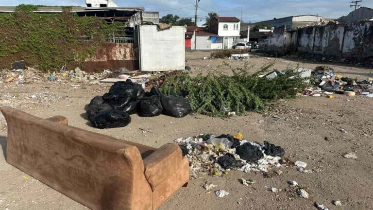 Terreno-baldio-vira-local-de-descarte-irregular-de-lixo-no-bairro-Estacao-Nova