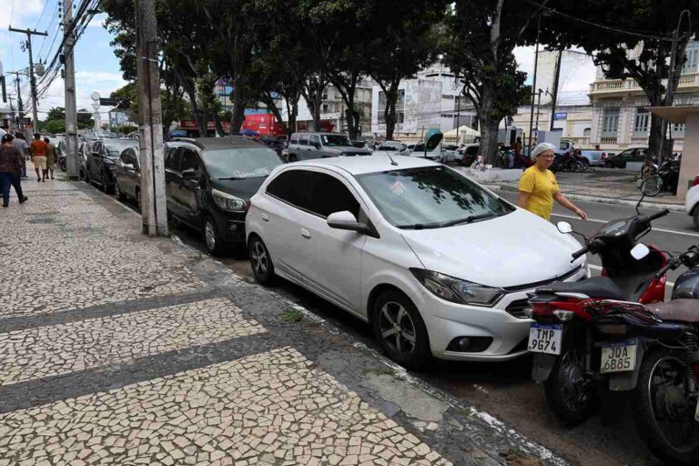 Veiculos-carros-estacionados-centro-comercio-Feira-de-Santana-Foto-Jorge-Magalhaes