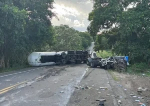 acidente-com-carreta-carregada-de-gas-ubaitaba-urgente