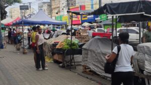 barracas-comerciantes-feirantes-rua-Marechal-Deodoro-em-Feira-de-Santana-foto-Paulo-Jose-Acorda-Cidade-
