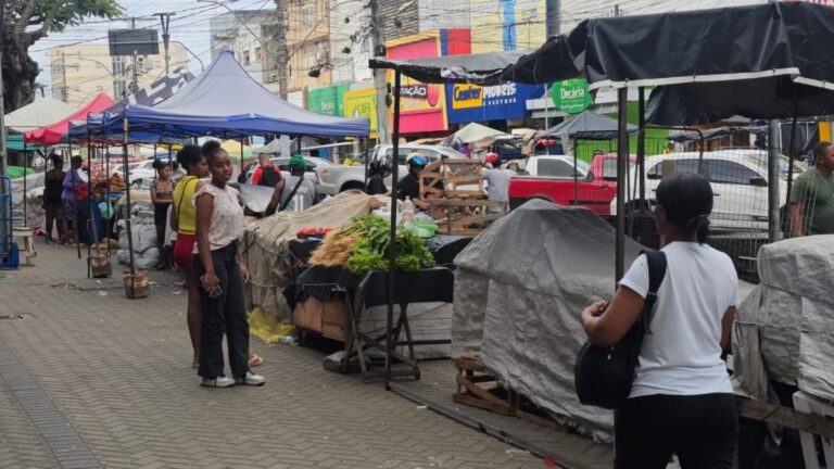 barracas-comerciantes-feirantes-rua-Marechal-Deodoro-em-Feira-de-Santana-foto-Paulo-Jose-Acorda-Cidade-