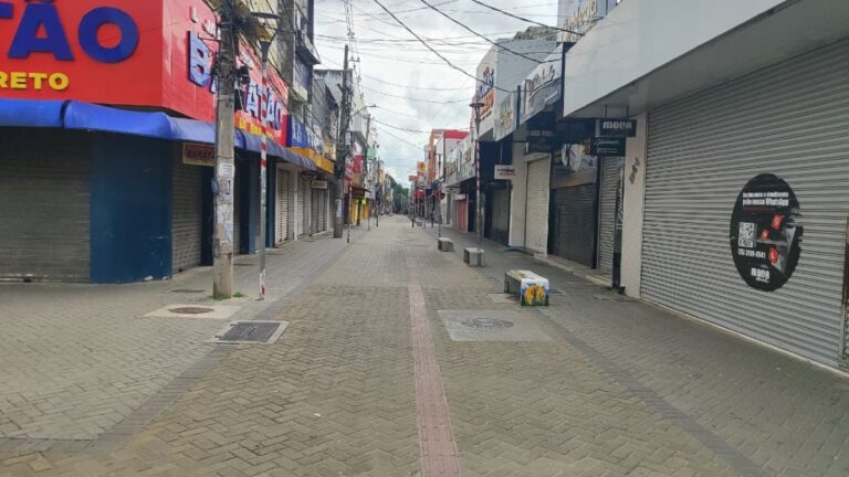 centro-comercial-de-Feira-de-Santana-comercio-fechado-feriado-folga-deserto-foto-Ed-Santos-Aocrda-Cidade-03