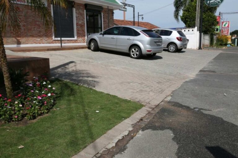 estacionamento-com-recuo-em-calcada-foto-camara-municipal-de-curitiba