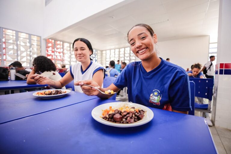 estudantes-comendo