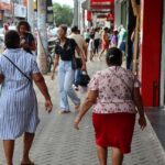 idosa-mulher-idoso-comercio-pessoas-populacao-Avenida-Senhor-dos-Passos-em-Feira-de-Santana-foto-Jefferson-Araujo-Acorda-Cidade-00