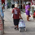 idosa-mulher-idoso-comercio-pessoas-populacao-Avenida-Senhor-dos-Passos-em-Feira-de-Santana-foto-Jefferson-Araujo-Acorda-Cidade-01-1