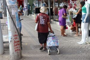 idosa-mulher-idoso-comercio-pessoas-populacao-Avenida-Senhor-dos-Passos-em-Feira-de-Santana-foto-Jefferson-Araujo-Acorda-Cidade-01