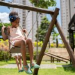lazer-felicidade-crianca-menina-negra-brincadera-brincando-balanco-foto-divulgacao-