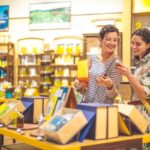 mae-e-filha-fazendo-compras