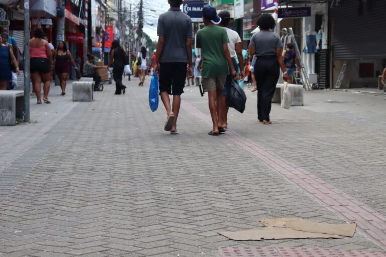 piso-chao-movimento-populacao-compras-do-comercio-rua-centro-de-Feira-de-Santana-foto-Jefferson-Araujo-Acorda-Cidade-1-1