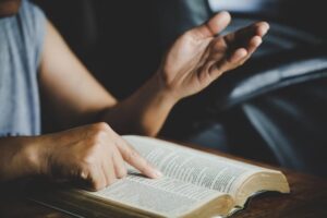 8fylBTjT-espiritualidade-e-religiao-as-maos-postas-em-oracao-sobre-uma-biblia-sagrada-na-igreja-conceito-de-fe_1150-14900