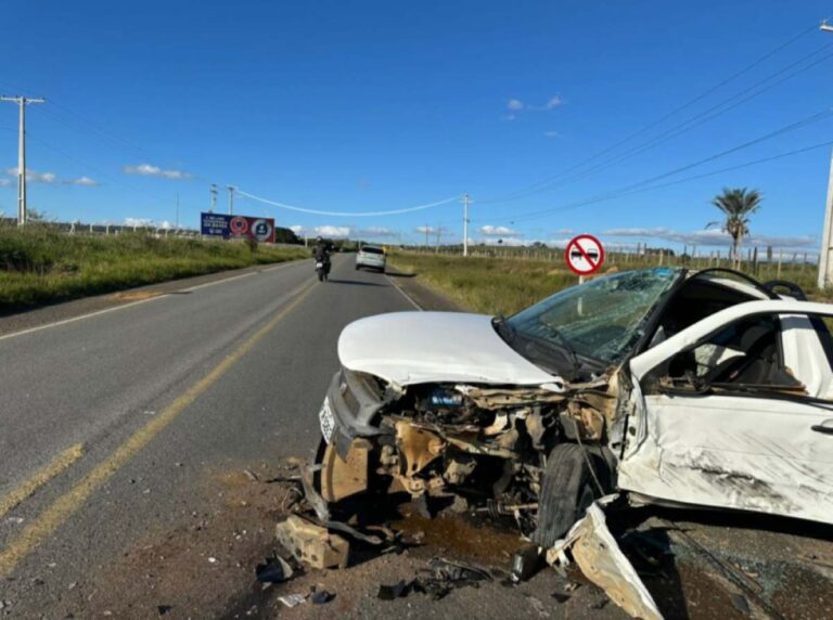 Acidente-entre-picape-e-caminhao-deixa-motorista-ferido-na-BR-420
