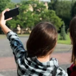 Adolescentes-influenciadores-digitais-tirando-foto-Foto-Reproducao-Magnific