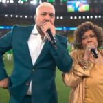 Alcione-e-Belo-durante-apresentacao-do-Hino-Nacional-antes-do-amistoso-entre-Brasil-e-Panama-Foto-Reproducao-Redes-Sociais-X
