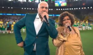 Alcione-e-Belo-durante-apresentacao-do-Hino-Nacional-antes-do-amistoso-entre-Brasil-e-Panama-Foto-Reproducao-Redes-Sociais-X