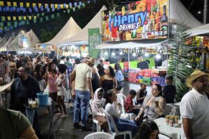 Barracas-do-Arraia-de-Feira-no-distrito-de-Maria-Quiteria-Foto-Washington-Nery