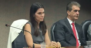 Camila-Vasquez-avanca-para-vaga-no-TCM-procuradora-e-esposa-de-deputado-e-nora-de-ex-conselheiro