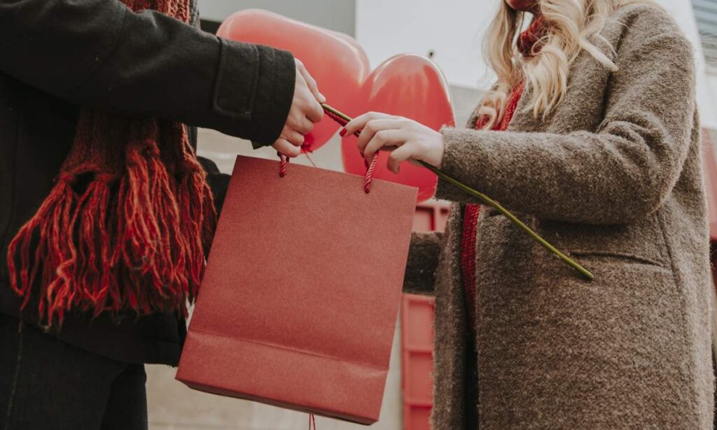 Casal-compras-dia-dos-namorados-Foto-Reproducao-Magnific