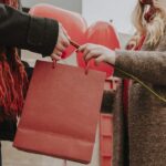 Casal-compras-dia-dos-namorados-Foto-Reproducao-Magnific