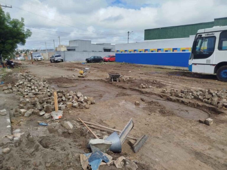 Construtora-e-notificada-por-transtornos-causados-durante-obra-de-drenagem-no-bairro-Mangabeira