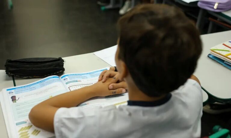 Crianca-na-escola-estudando-com-livro-Foto-Tomaz-Silva-Agencia-Brasil