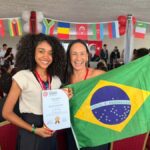 Elisabeth-Santana-Alves-e-a-professora-Monica-Costa-Foto-Acervo-pessoal-2