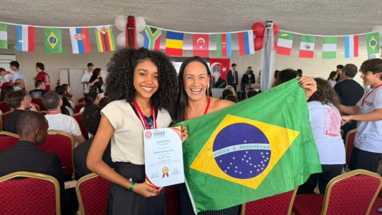 Elisabeth-Santana-Alves-e-a-professora-Monica-Costa-Foto-Acervo-pessoal-2