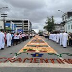 Fieis-destacam-fe-tradicao-e-emocao-durante-celebracao-de-Corpus-Christi-em-Feira-de-Santana-foto-ney-silva-acorda-cidade-00