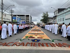 Fieis-destacam-fe-tradicao-e-emocao-durante-celebracao-de-Corpus-Christi-em-Feira-de-Santana-foto-ney-silva-acorda-cidade-00
