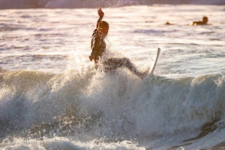 Homem-surfando-surf-Foto-Divulgacao