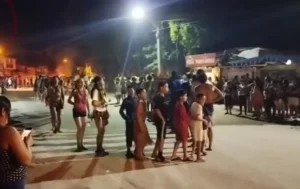 Indigenas-bloqueiam-rodovia-