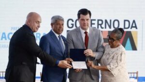 Jeronimo-Rodrigues-governador-da-Bahia-Pedro-Maia-procurador-geral-da-Bahia-e-Eliana-Gonzaga-prefeita-de-Cachoeira-foto-divulgacao-