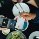 Maquininha-de-cartao-pelo-celular-Foto-whitebalancespace-iStock