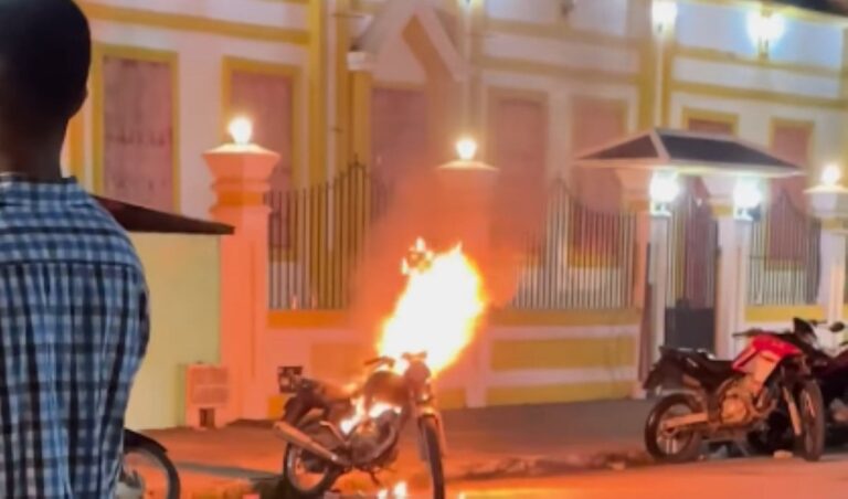 Moto-pega-fogo-guerra-de-espadas-Cruz-das-Almas-Foto-Reproducao-Blog-do-Valente